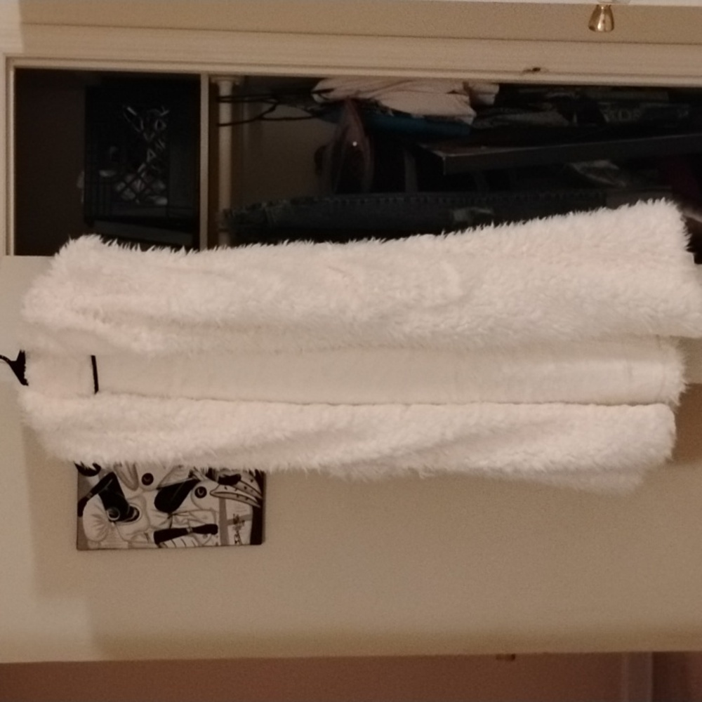 White fur sleeveless jacket